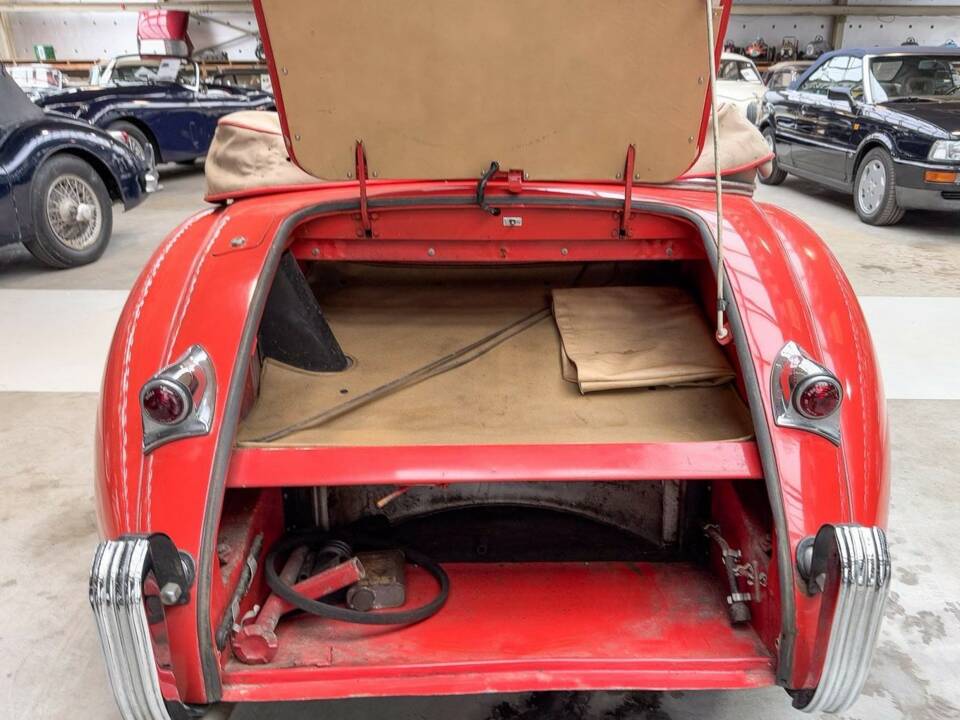 Image 19/44 of Jaguar XK 120 DHC (1954)