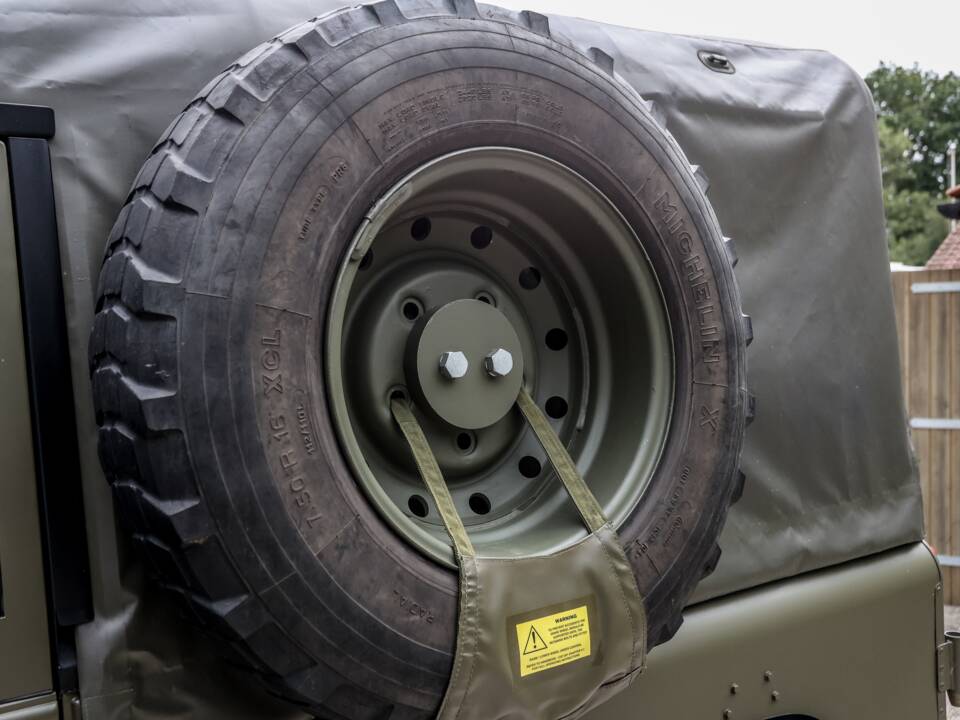 Bild 27/41 von Land Rover Defender 90 Td5 (1998)