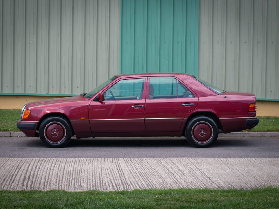 Bild 3/23 von Mercedes-Benz 200 E-16 (1993)