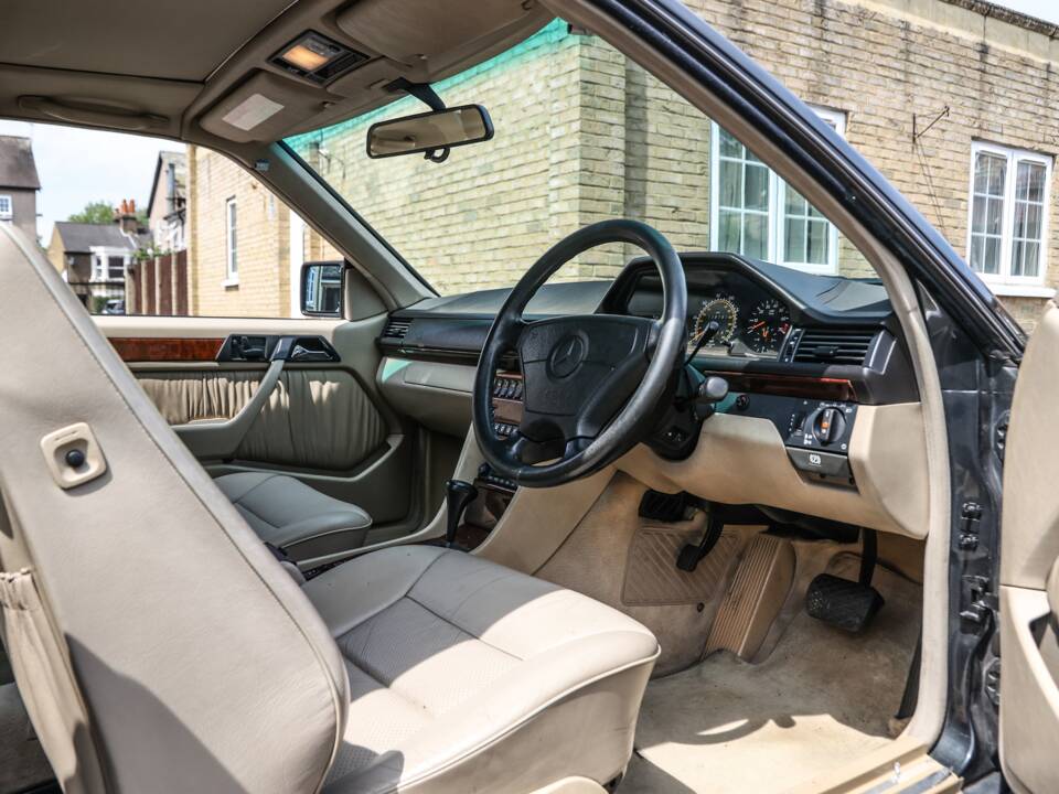Image 4/37 of Mercedes-Benz E 320 (1995)