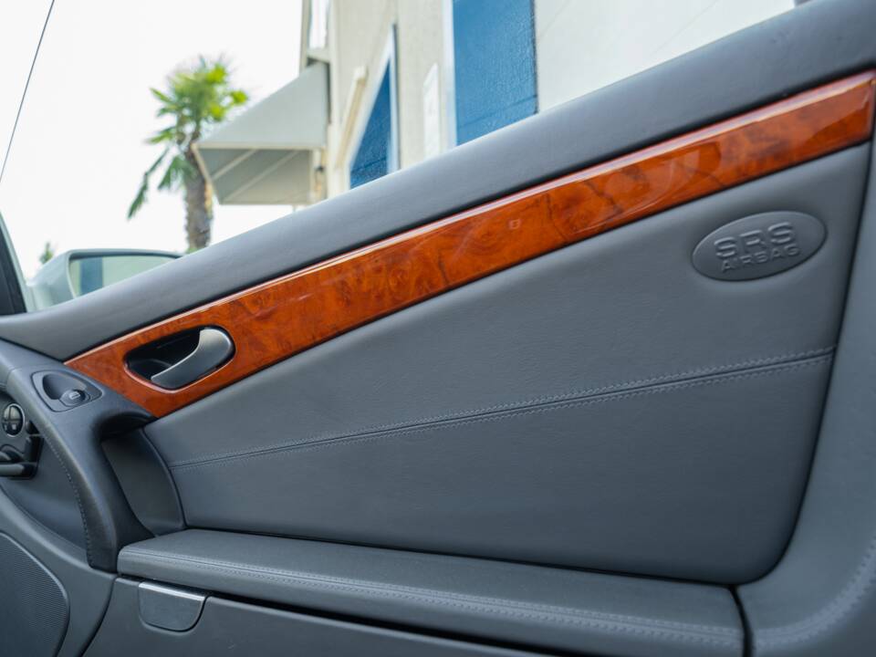 Image 30/86 de Mercedes-Benz SL 500 (2002)