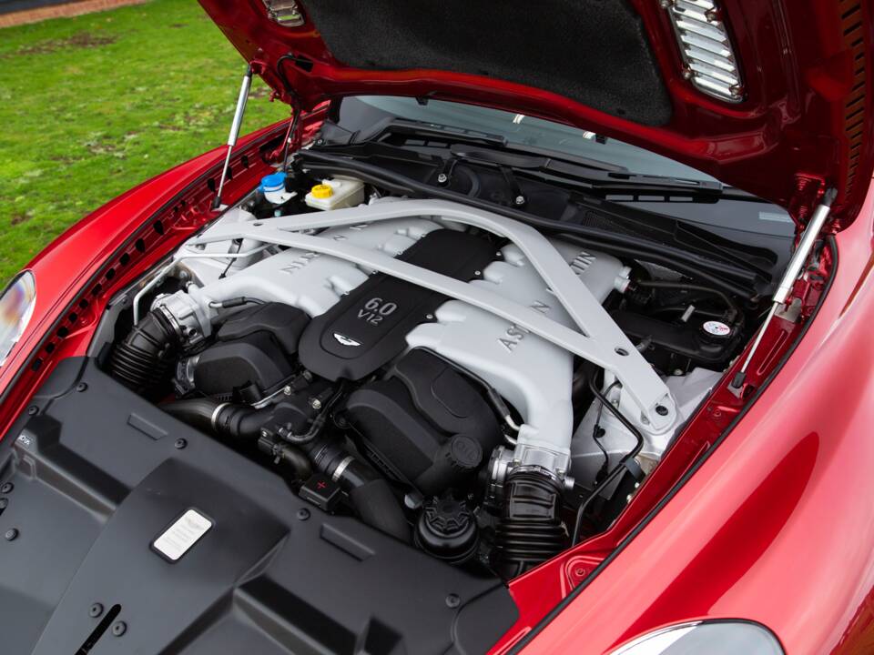 Afbeelding 6/81 van Aston Martin DB 9 Volante (2015)