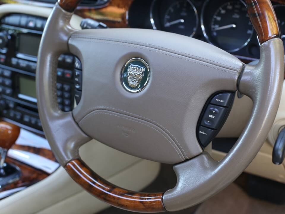 Imagen 69/77 de Jaguar XJ 8 4.2 (2005)