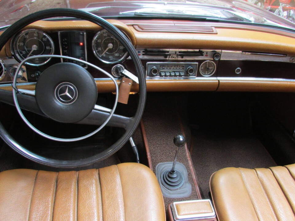 Image 13/23 of Mercedes-Benz 280 SL (1969)