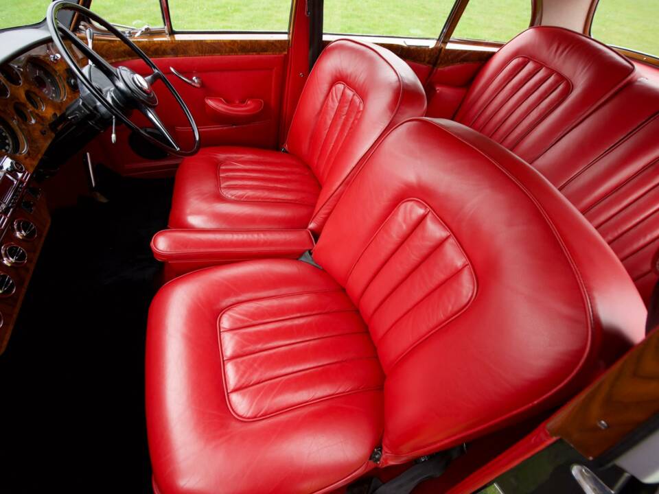 Image 19/50 of Bentley S 2 (1960)