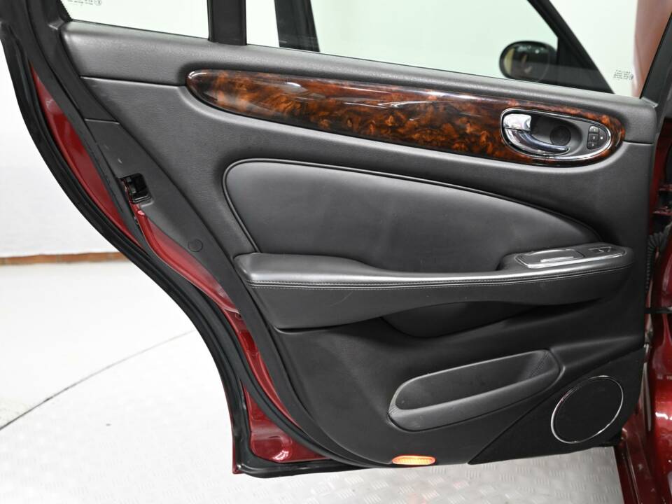 Image 21/50 of Jaguar XJR Super V8 (2004)