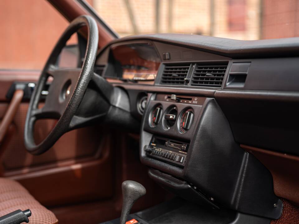Bild 41/62 von Mercedes-Benz 190 E (1983)