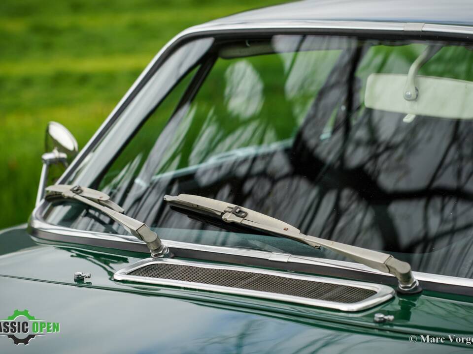 Image 20/34 of Volvo 1800 ES (1972)
