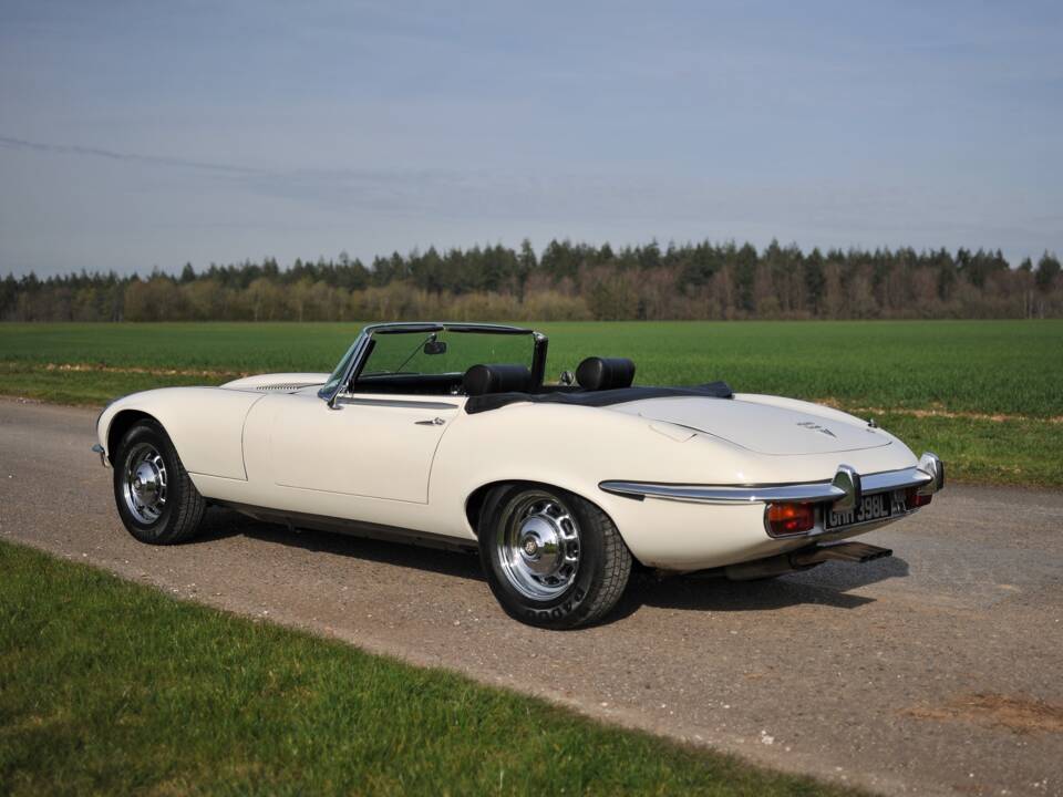 Image 3/39 of Jaguar E-Type V12 (1972)