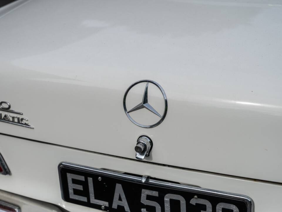 Image 17/35 of Mercedes-Benz 190 c (1965)