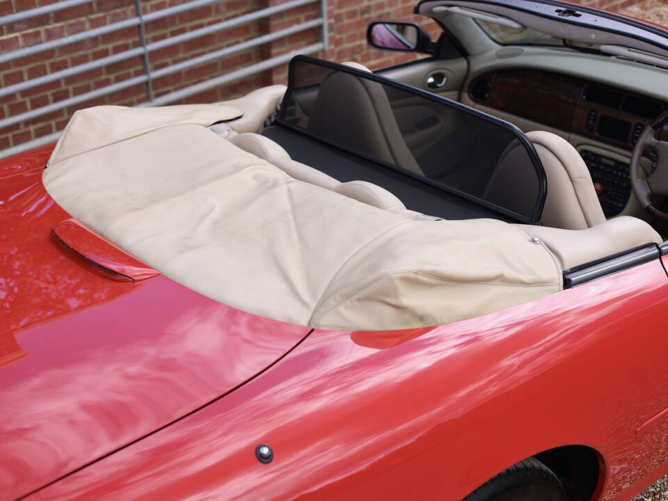 Image 10/50 de Jaguar XKR (2000)