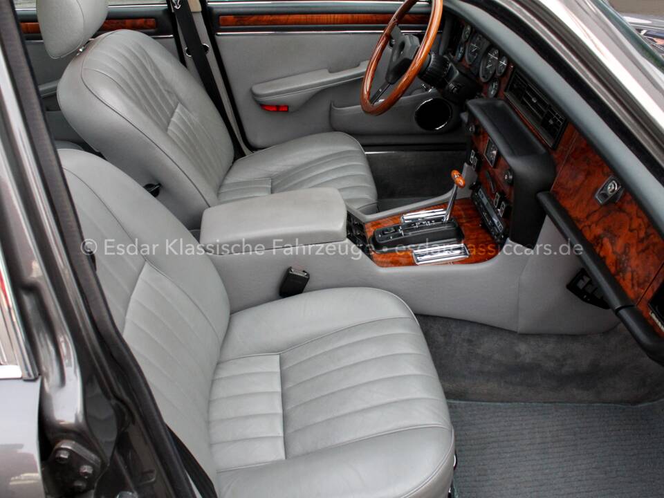 Immagine 8/46 di Jaguar XJ 12 (1986)