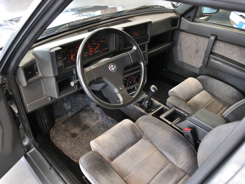 Image 15/34 de Alfa Romeo 75 2.0 Twin Spark (1987)