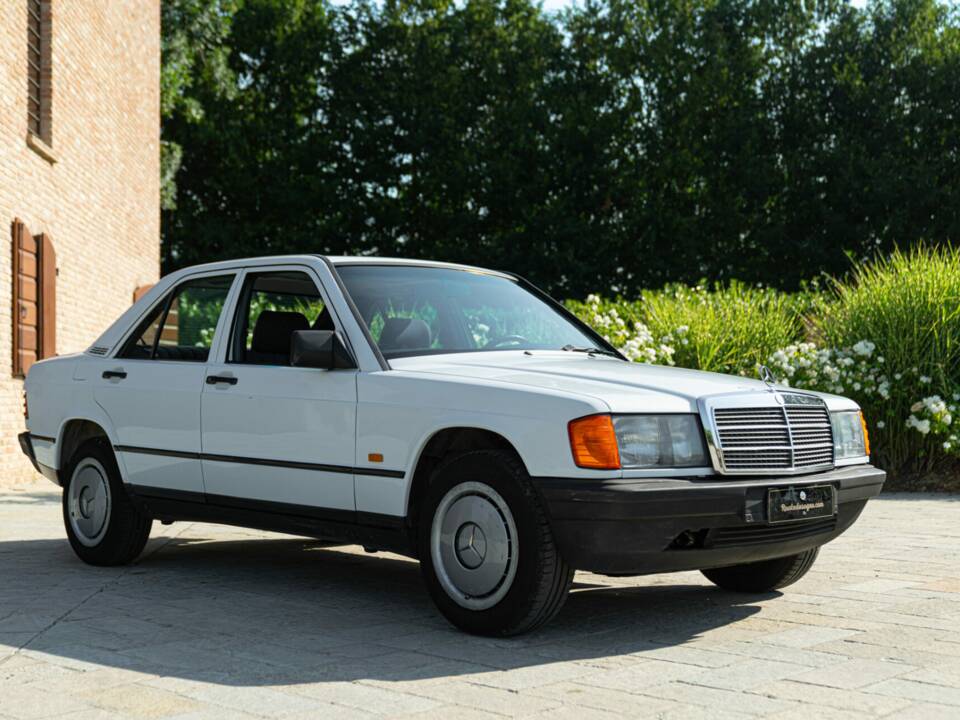 Afbeelding 2/44 van Mercedes-Benz 190 E (1987)
