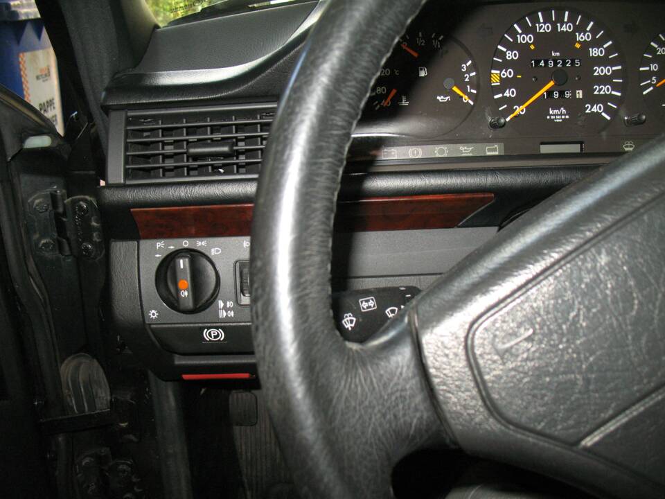 Bild 12/32 von Mercedes-Benz E 220 (1995)