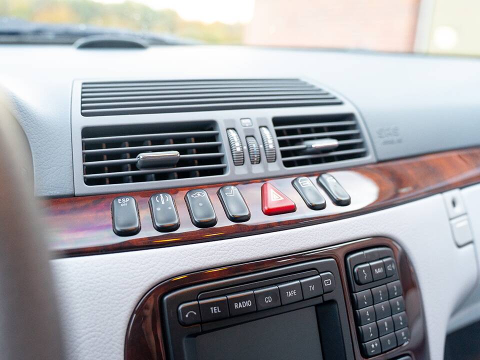 Image 36/45 of Mercedes-Benz S 55 AMG (2000)