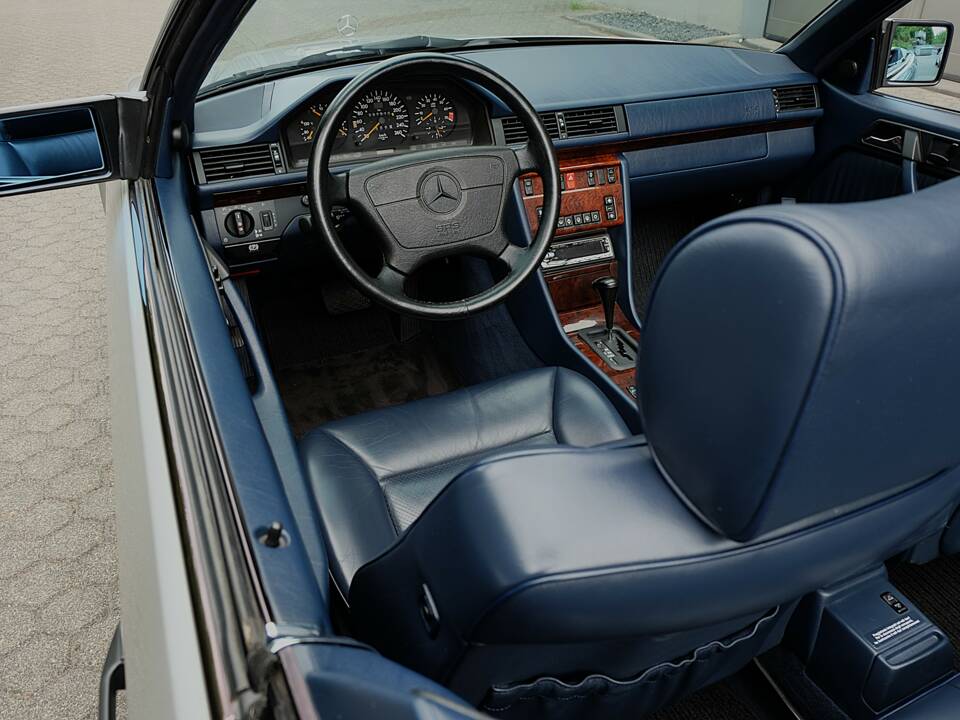 Image 15/69 of Mercedes-Benz E 320 (1994)