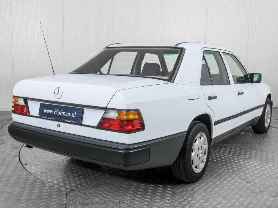 Image 28/50 of Mercedes-Benz 200 (1986)