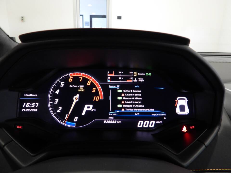 Image 8/15 of Lamborghini Huracán LP 610-4 (2014)