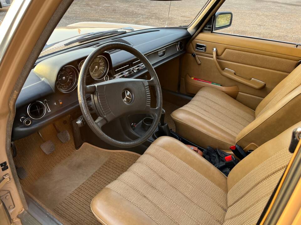 Bild 4/8 von Mercedes-Benz 200 (1975)