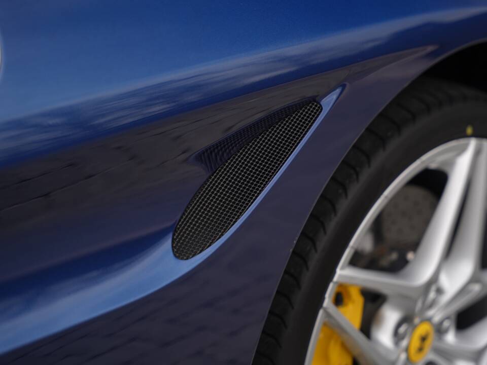 Bild 44/50 von Ferrari California T (2016)