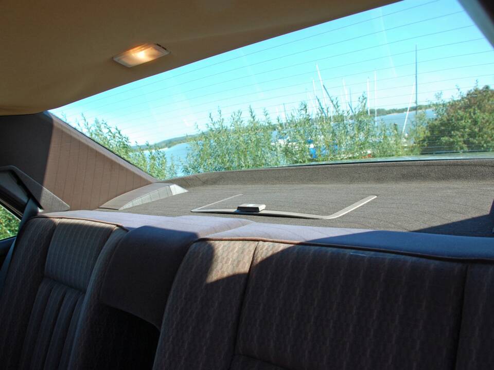 Image 27/34 of Mercedes-Benz 230 E (1992)