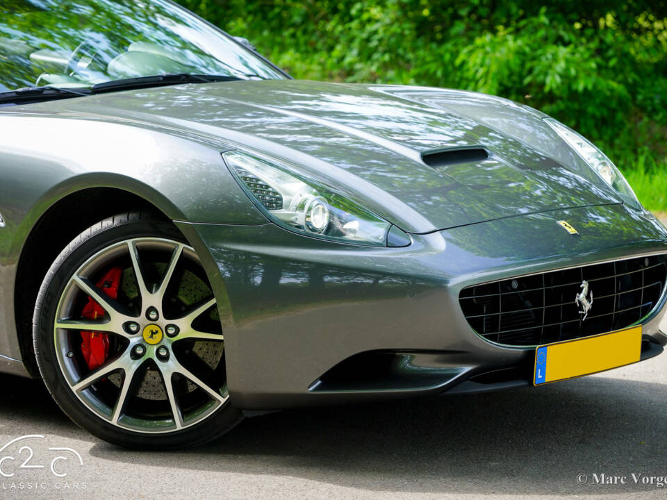 Image 35/85 de Ferrari California (2010)