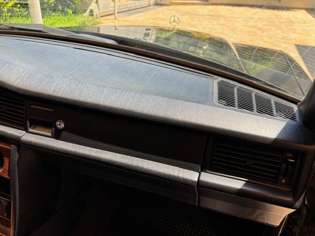 Bild 23/37 von Mercedes-Benz 190 E 2.0 (1991)