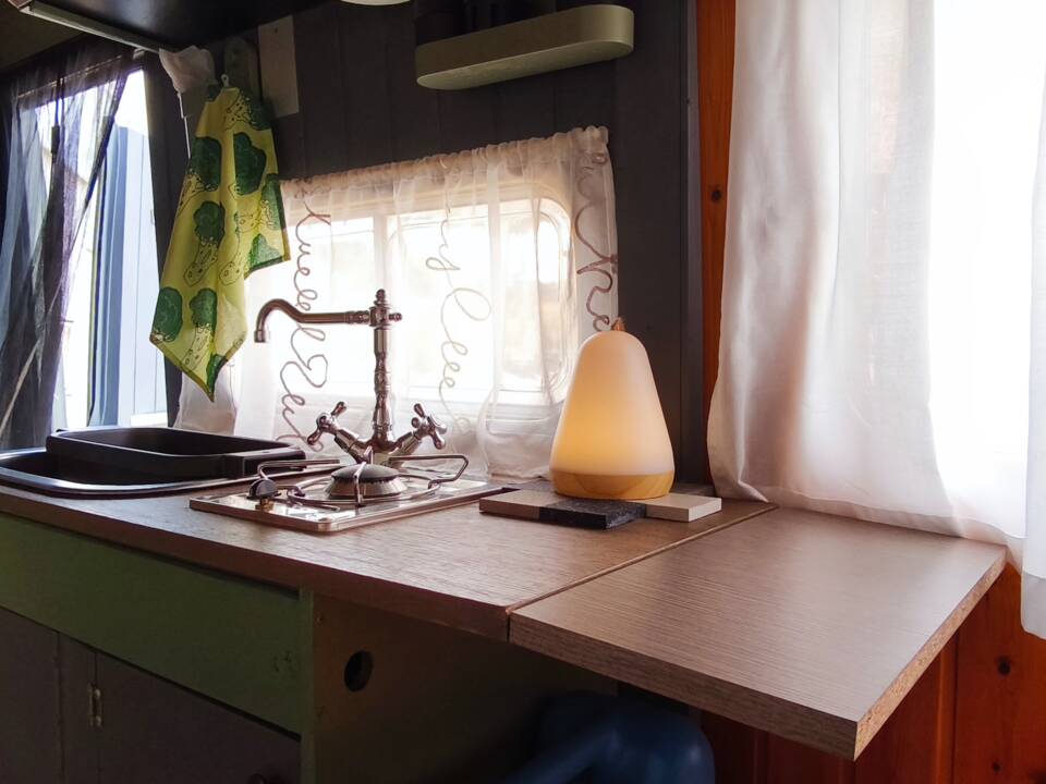 particolare del piano cottura lavandino e piano d'appoggio