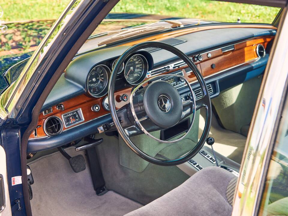 Image 30/38 of Mercedes-Benz 300 SEL 6.3 (1970)