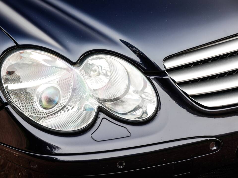 Image 26/41 of Mercedes-Benz SL 55 AMG (2003)