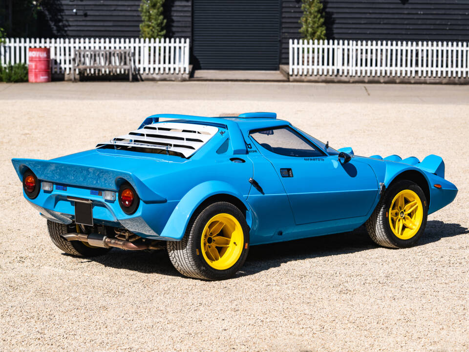 Image 11/46 of Lancia Stratos HF Stradale (1975)