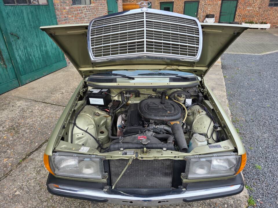 Image 65/73 of Mercedes-Benz 230 E (1985)