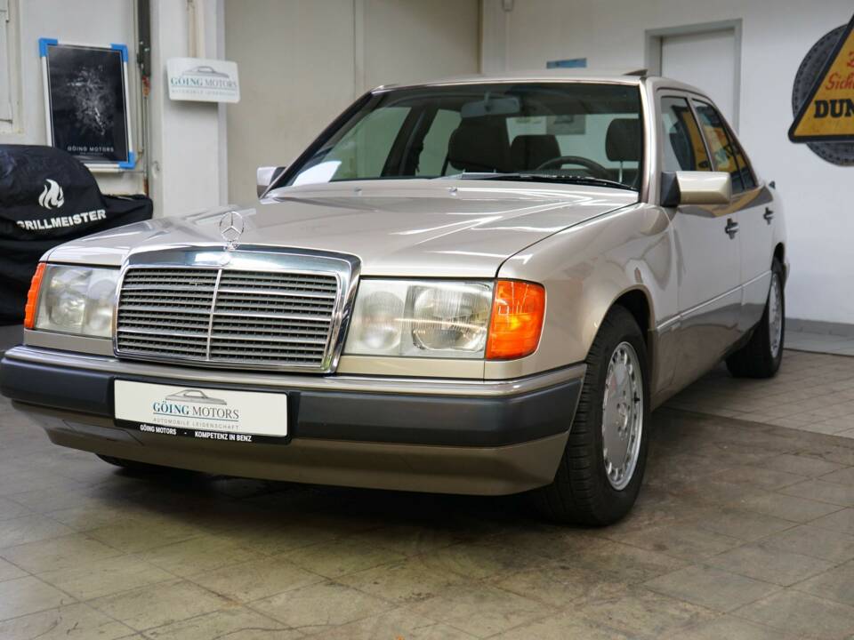 Bild 8/33 von Mercedes-Benz 230 E (1990)