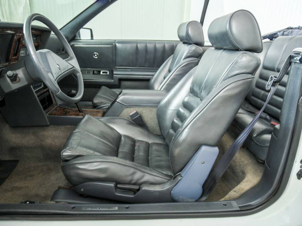 Bild 20/50 von Chrysler Le Baron 2.5 Turbo (1988)