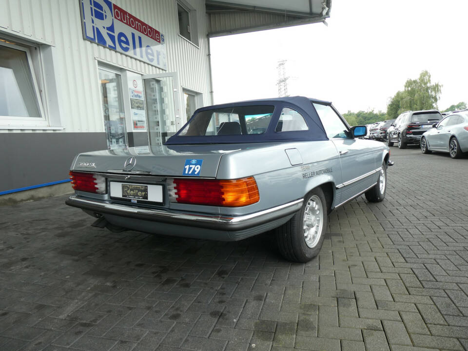 Image 4/26 de Mercedes-Benz 380 SL (1983)