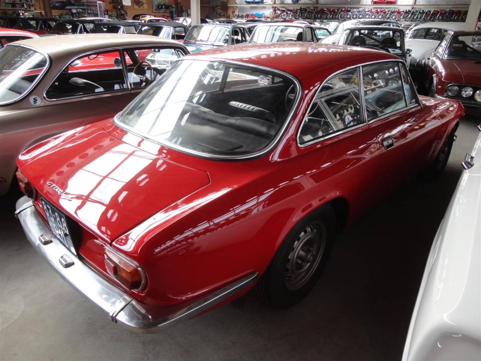 Bild 10/24 von Alfa Romeo Giulia 1300 GT Junior (1971)