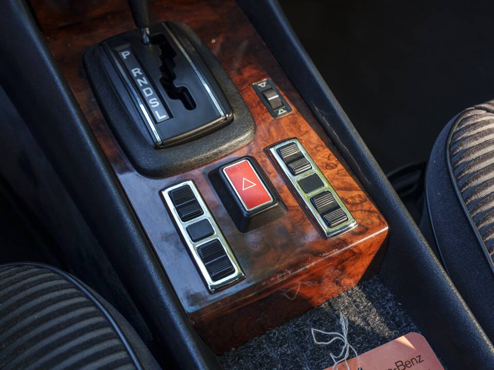 Image 19/26 of Mercedes-Benz 380 SLC (1981)