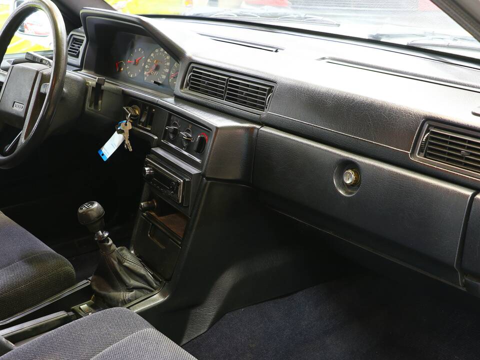 Image 24/34 of Volvo 940 2.3i (1991)