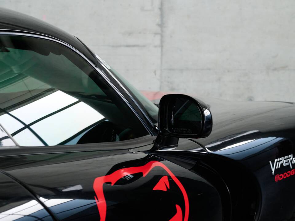 Image 38/50 of Dodge Viper GTS (2005)