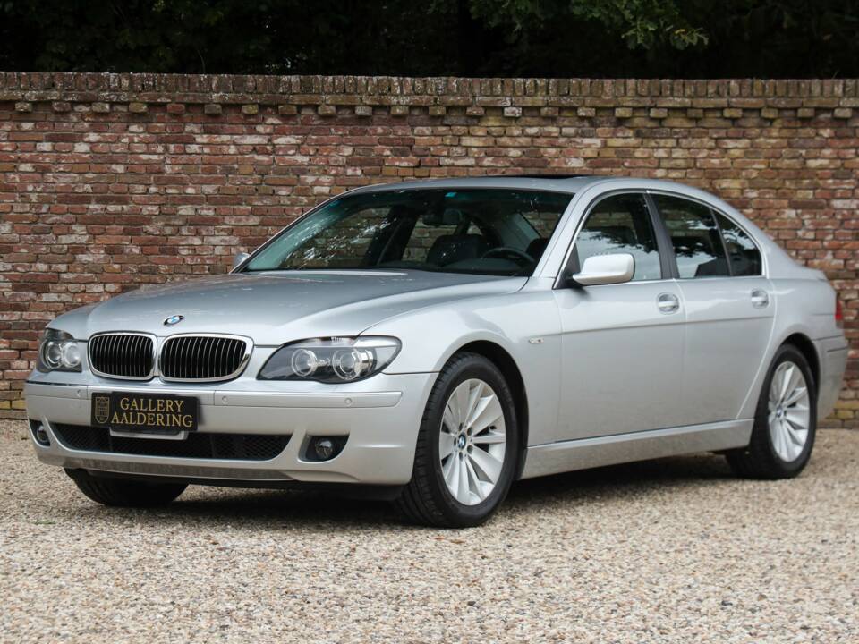 Immagine 27/50 di BMW 750i (2007)