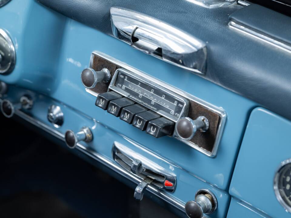 Image 17/40 of Mercedes-Benz 190 SL (1962)