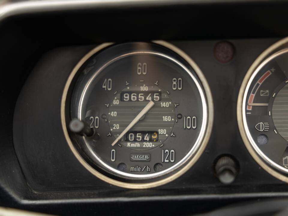 Image 30/45 of Peugeot 504 Convertible (1974)