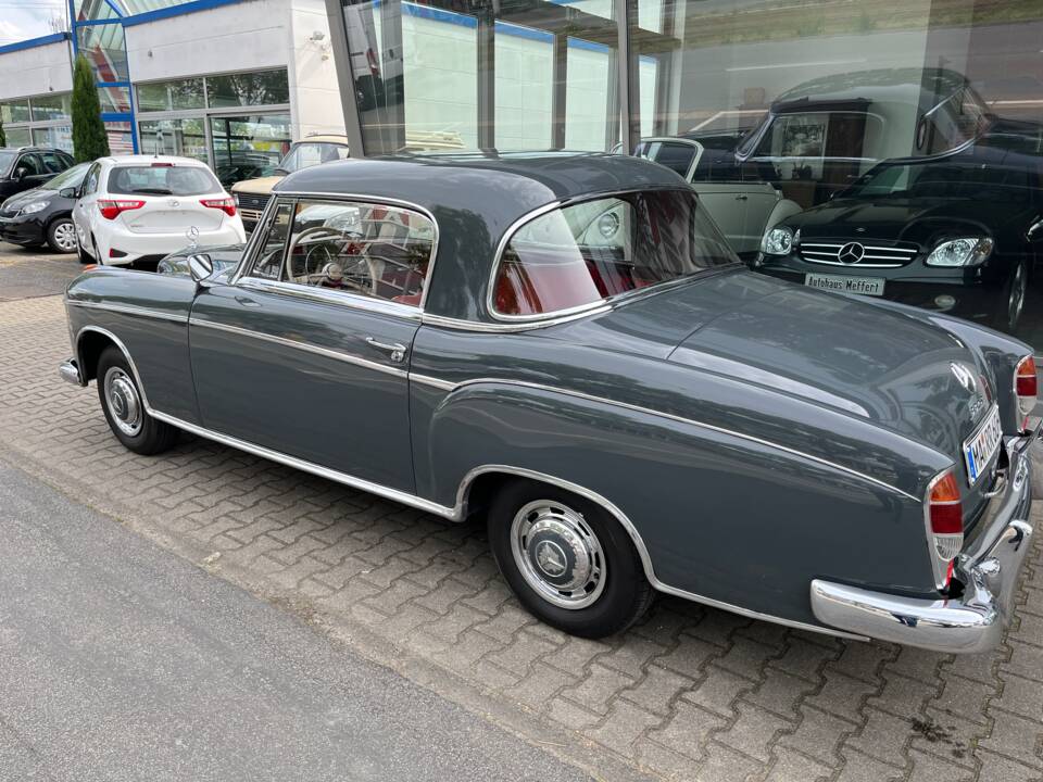 Image 3/10 de Mercedes-Benz 220 S (1958)