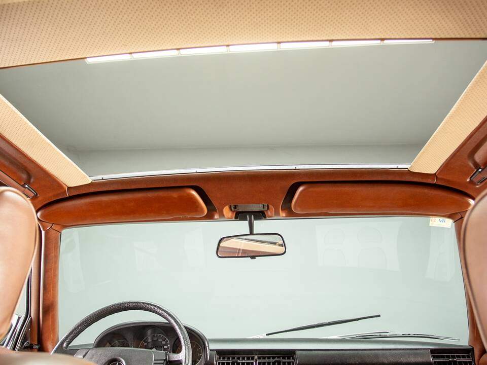 Bild 20/30 von Mercedes-Benz 350 SE (1976)