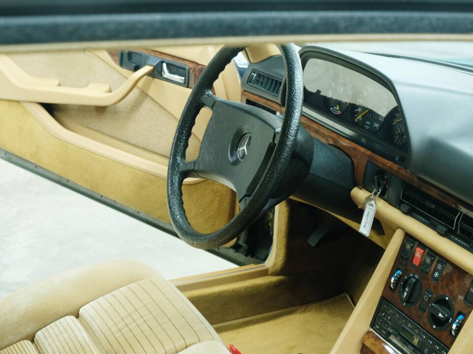 Bild 39/50 von Mercedes-Benz 380 SEC (1983)
