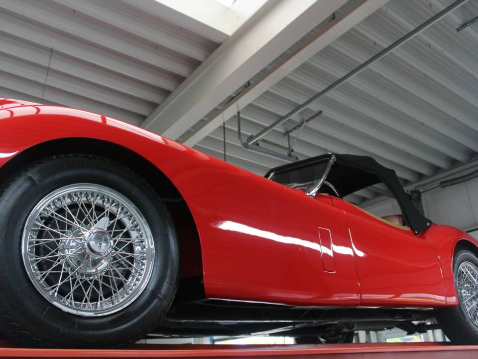 Image 11/50 of Jaguar XK 120 SE OTS (1954)