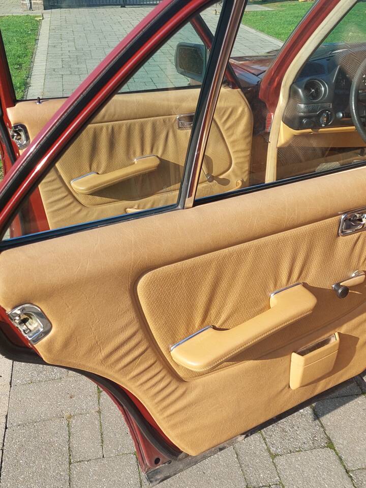 Bild 7/11 von Mercedes-Benz 230 E (1982)