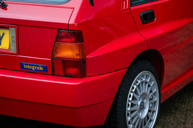 Image 48/50 of Lancia Delta HF Integrale Evoluzione II (1993)