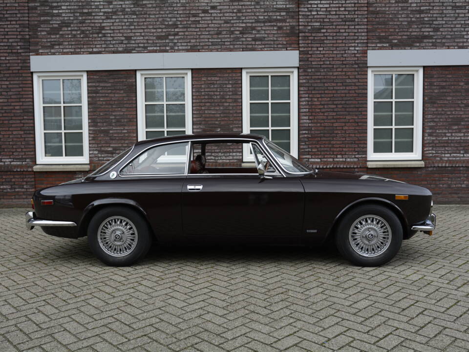 Image 3/22 de Alfa Romeo 2000 GT Veloce (1974)